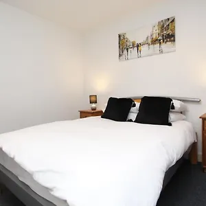 Cozy And Spacious 1 Double Bedroom Located By Excel- E16 Apartment
